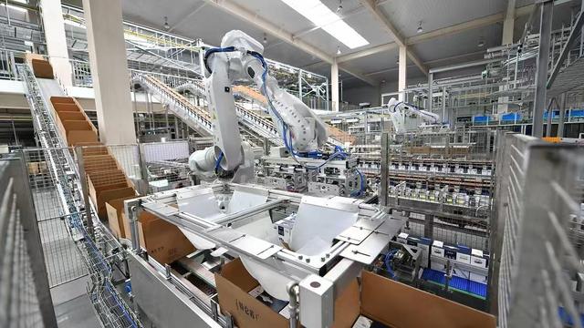 蒙牛出席WEF“灯塔工厂”颁奖典礼 树立全球乳业智能制造典范