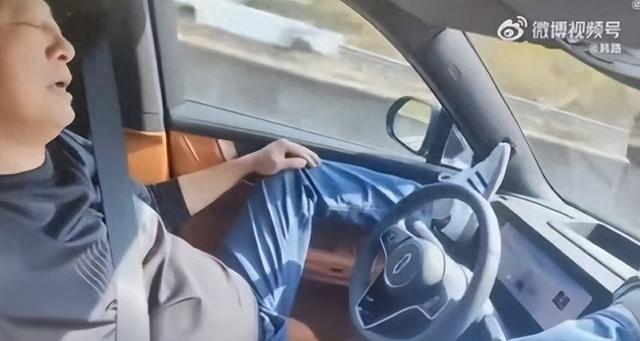 男子高速双手脱离反方向盘躺着开车，口喊华为问界自动驾驶技术遥遥领先！网友：余承东发布会宣传误人子弟