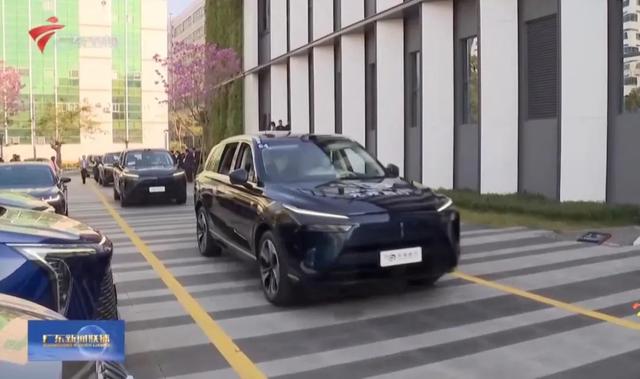 广东省长试乘自动驾驶车，还给机器人递了一瓶矿泉水