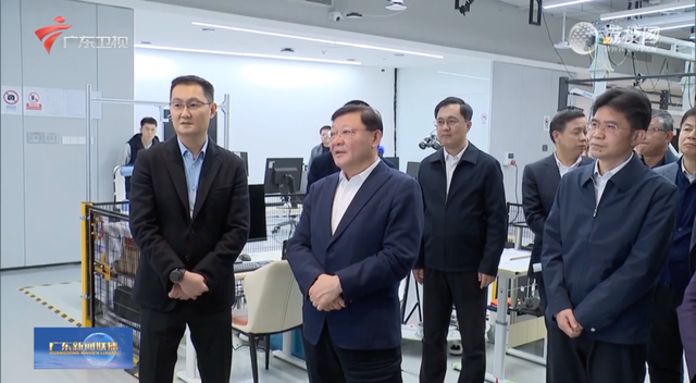 广东省长试乘自动驾驶车，还给机器人递了一瓶矿泉水