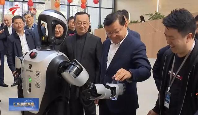 广东省长试乘自动驾驶车，还给机器人递了一瓶矿泉水
