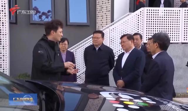 广东省长试乘自动驾驶车，还给机器人递了一瓶矿泉水