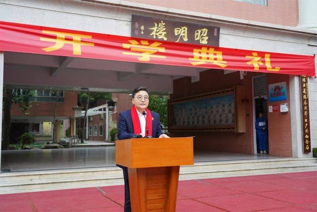 AI如此强大，个人何去何从？广州名校“掌门人”这样回答｜开学首日