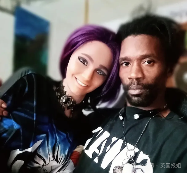 美国小哥爱上ai女友！买等身娃娃当现实替身：我要和她正式结婚