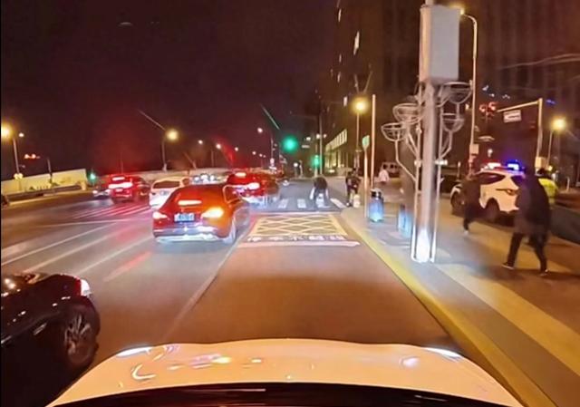 “网红亲测特斯拉FSD：自动驾驶究竟靠谱吗？”