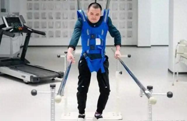 AI新技术让截瘫患者“动起来”，但专家称距离“站立行走”还很远
