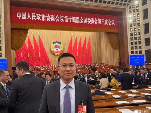 聚焦“AI焦虑”“AI幻觉”，代表委员共话人工智能