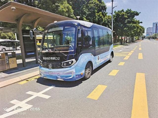 我市首批4条自动驾驶公交线路实现常规化运营 “AI公交”加快走进深圳城市生活
